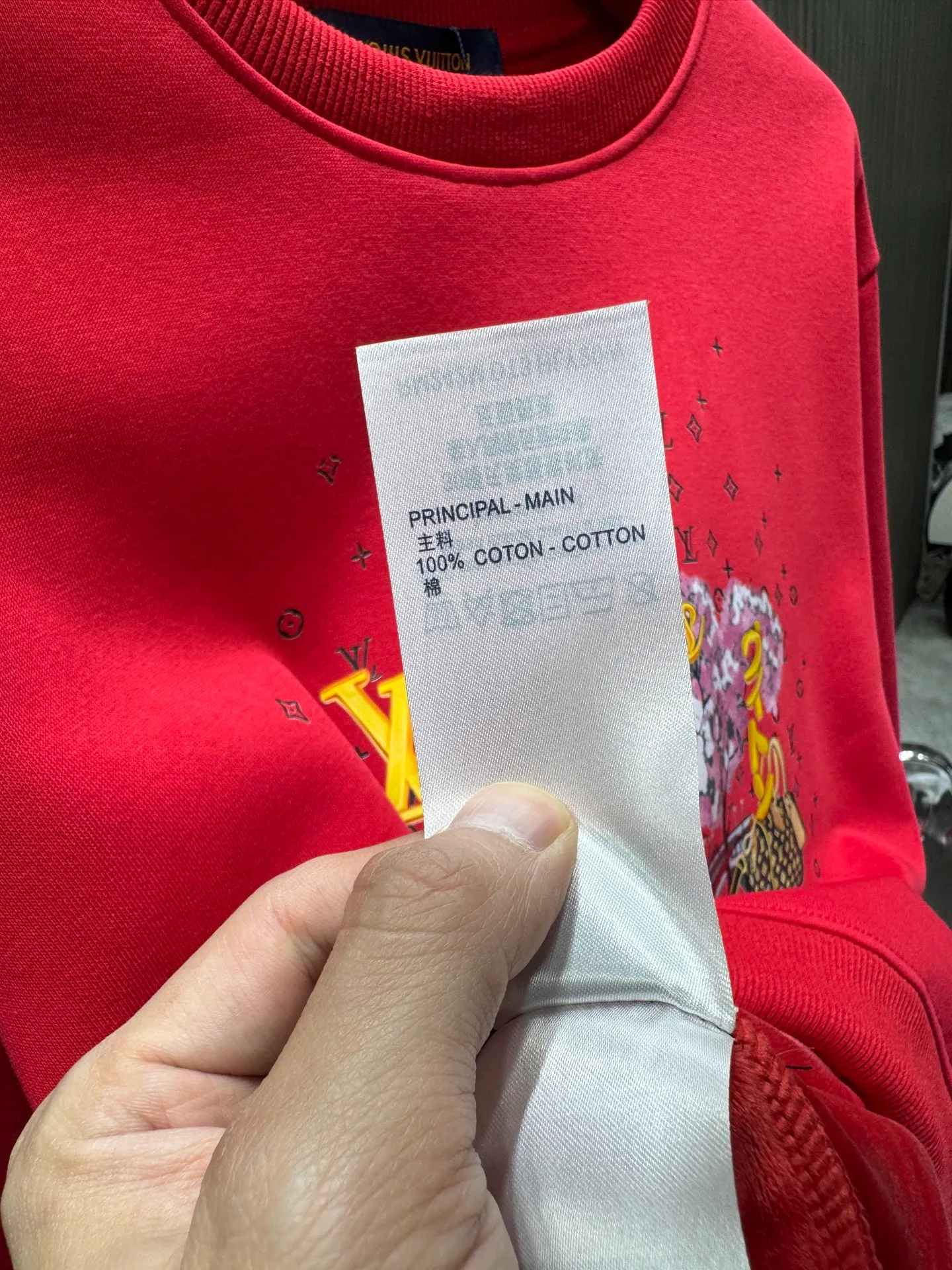 🅿️250 Louis Vuitton Louis Vuitton* Louis Vuitton 25 autumn and winter new year new fun printed round neck sweatshirt 400g pure cotton ➕ silver fox velvet loose fit. Made of 400g pure cotton terry fabric with good texture. Soft and not easy to wrinkle. Thin and moderate thickness. Very suitable for spring and light autumn. The os version has a lazy and loose feel. The printing process uses a variety of printing colors to depict the vibrant scenery. It shows the interesting fusion of Japanese traditional culture and brand elements. The low-key Monogram print under the pattern adds a delicate texture, declaring the brand’s design philosophy that has been inherited for many years. Its eye-catching effect is no less than any classic style, perfectly presenting the sense of fashion, high-end and luxury. Versatile style